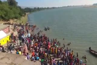 devotees reach narmada ghats