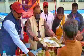 cp-singh-flies-kite-at-makar-sankranti-program-in-ranchi