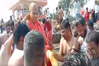 dr-chennasudharama-swamiji-took-bath-with-the-devotees