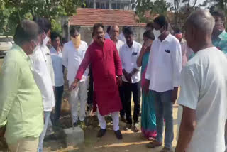 Villagers revealing before MLA that there is no water supply