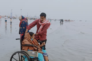 80 above Shanti devi from Bihar came to Gangesagar in a wheelchair