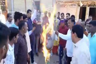 bjp-workers-burn-effigy-of-sajjan-singh-varma-in-dewas