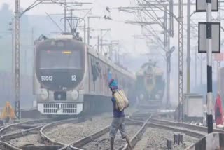 Delhi station trains late