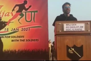 Akshay Kumar and Kriti Sanon flagged off 'Vijay Ran for Soldier Marathon in jaisalmer