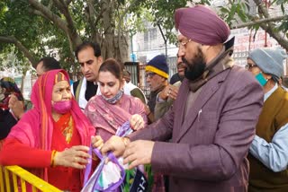 blankets distribution to widows Jhilmil Ward  Congress councilor Geetika Pankaj Luthra  Geetika Pankaj Luthra blankets distribution  Geetika Pankaj Luthra blankets distribution to widows