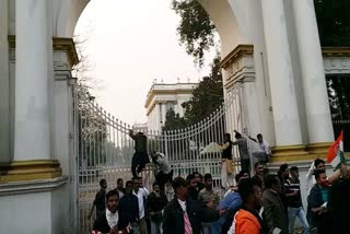 Tensions at Raj Bhavan premises during Congress procession