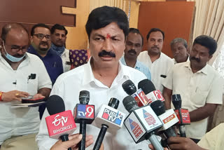 Talk war between Ramesh Jarkiholi and Satish Jarkiholi, Minister Ramesh Jarkiholi, Minister Ramesh Jarkiholi news, RSS matter, RSS issue news, ರಮೇಶ್​ ಜಾರಕಿಹೊಳಿ ಮತ್ತು ಸತೀಶ್​ ಜಾರಕಿಹೊಳಿ ಮಧ್ಯೆ ವಾಗ್ವಾದ, ಸಚಿವ ರಮೇಶ್​ ಜಾರಕಿಹೊಳಿ, ಸಚಿವ ರಮೇಶ್​ ಜಾರಕಿಹೊಳಿ ಸುದ್ದಿ, ಆರ್​ಎಸ್​ಎಸ್​ ವಿವಾದ, ಆರ್​ಎಸ್​ಎಸ್​ ವಿವಾದ ಸುದ್ದಿ,