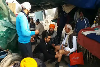 young-farmers-are-doing-foot-massages-of-old-age-farmers-on-singhu-border
