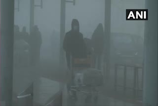 flights bound to Delhi airport delayed due to fog  Delhi airport  fog delhi  ഡൽഹിയിൽ കനത്ത മൂടൽമഞ്ഞ്  വിമാനങ്ങൾ വൈകുന്നു  ഡൽഹി വിമാനത്താവളം