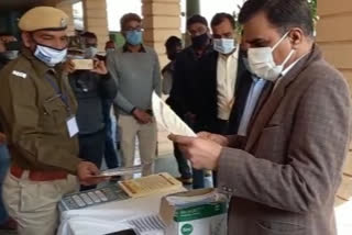 Collector reached vaccination center in Chittorgarh, चित्तौड़गढ़ में वैक्सीनेशन सेंटर