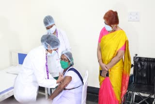 Tulsa Tandi gets first corona vaccine in Raipur