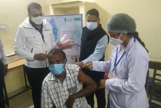 OT Attender Shyam Lal Yadav gets first vaccine of corona in kanker