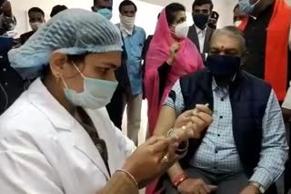 Corona vaccine given to Rakesh Kalesharia and Sandeep Thakur in Dewas