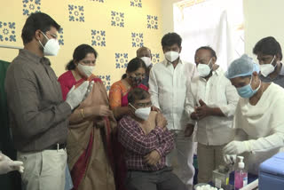 minister sathyavathi rathode, covid vaccination, mahabubabad