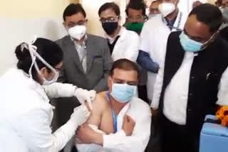 Vaccine to Doctor Vishal Singh in Sikar, सीकर में डॉक्टर विशाल सिंह को वैक्सीन