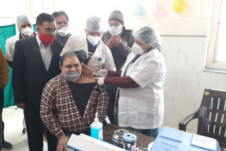 Vaccine to CMHO in bharatpur, भरतपुर में सीएमएचओ को वैक्सीन
