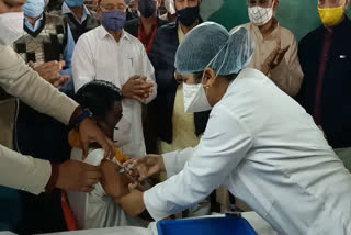 health-worker-gets-first-vaccine-in-ujjain