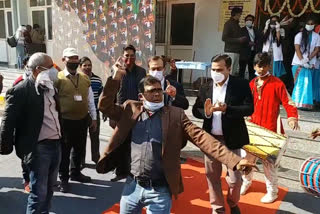 doctors dancing after vaccination in gwalior