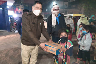 Delhi Police distributed blankets and slippers to people sleeping on the sidewalk