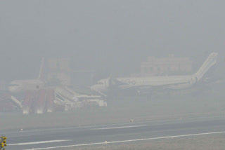Low visibility at IGIA, fourty flight delays at IGIA, Indira Gandhi International Airport news, fog in Indira gandhi airport, flight delays in Indira gandhi airport, டெல்லியில் மோசமான பனிமூட்டம், 40 விமானங்கள் தாமதம், தேசிய செய்திகள், டெல்லி செய்திகள், விமான நிலைய செய்திகள், இந்திரா காந்தி பன்னாட்டு விமான நிலையம், டெல்லி இந்திரா காந்தி விமான நிலையம், டெல்லி வானிலை