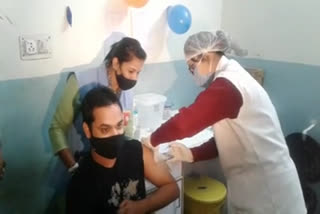 AKH PMO gets vaccinated in Beawar, ब्यावर में एकेएच के पीएमओ को लगा टीका