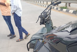 A motorcyclist was killed in a car collision  Pollachi car bike accident  Pollachi latest crime  கார் மோதி இருசக்கர வாகனத்தில் பயணித்தவர் உயிரிழப்பு  கார் இருசக்கர வாகனம் மோதல்  தங்கராஜ்