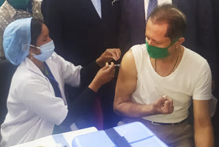Cleaner Pramod Kumar Gohar gets first corona vaccine