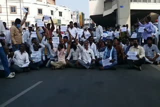 gangaputhra-association-at-rtc-cross-road-in-hyderabad-due-to-minister-talasani-srinivas-statement-on-fisheries