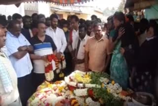 ex-cm-hdk-attending-the-funeral-of-the-auto-driver-jayaramu-as-for-his-last-wish