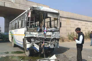 रोडवेज बस और टाटा डंपर में टक्कर, Collision in roadways bus and dumper