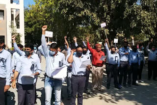 જામનગરમાં જેટકોના 150 કર્મચારીઓએ કાળીપટ્ટી ધારણ કરી કર્યો વિરોધ