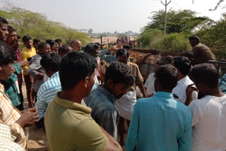 chinna vaddemama villagers blocking illegal sand smuggling in mahabubnager