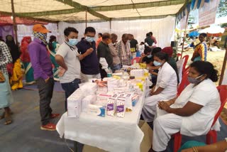 peoples-care-committee-organizes-health-camp-in-weekly-market-in-dantewada