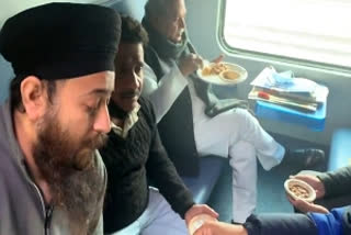 Union Agriculture Minister Tomar has food with farmers in train