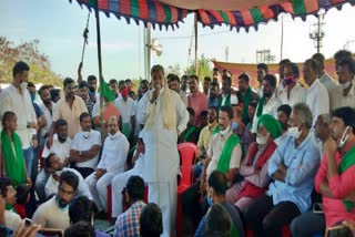 siddaramaiah-visits-the-asian-paints-factory-farmers-protest-site