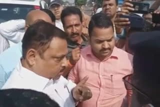 Maharashtra Minister Rajendra yandranvkar was stopped by the Belagavi police