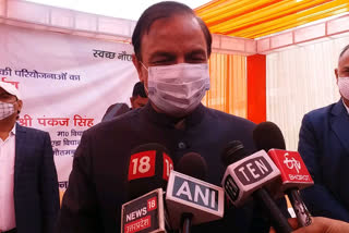 MP Mahesh Sharma became part of vaccination in noida