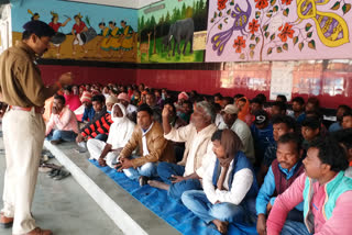 Villagers demonstrate at Latehar railway station