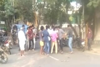 A scuffle broke out between two gangs in Hyderabad. Jubileehills‌ The main road was attacked for almost half an hour.