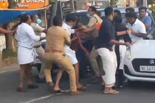 Ganesh Kumar MLA  pelted stones at vehicle of KB Ganesh Kumar MLA  കെ.ബി.ഗണേഷ് കുമാർ എംഎൽഎയുടെ വാഹനത്തിന് നേരെ കല്ലേറ്  അഞ്ച് യൂത്ത് കോൺഗ്രസ് പ്രവർത്തകർ പിടിയിൽ