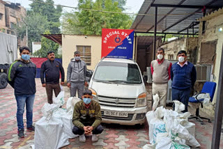 Delhi Police special staff arrested smuggler with 35 cartons of illicit liquor
