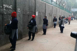 दिल्ली के सरकारी स्कूलों में लौटी रौनक, निजी स्कूलों में नहीं पहुंचे छात्र