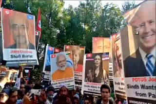 Placards of PM Narendra Modi, Placards of PM Narendra Modi and other world leaders raised, world leaders raised at pro freedom rally in Pakistan, ಸಿಂಧುದೇಶಕ್ಕಾಗಿ ಜನರ ಹೋರಾಟದಲ್ಲಿ ಮೋದಿ ಹಸ್ತಕ್ಷೇಪ, ಬೃಹತ್ ಸ್ವಾತಂತ್ರ್ಯ ಹೋರಾಟ ರ‍್ಯಾಲಿ, ಸಿಂಧ್​ನಲ್ಲಿ ಬೃಹತ್ ಸ್ವಾತಂತ್ರ್ಯ ಹೋರಾಟ ರ‍್ಯಾಲಿ, ಬೃಹತ್ ಸ್ವಾತಂತ್ರ್ಯ ಹೋರಾಟ ರ‍್ಯಾಲಿಯಲ್ಲಿ ರಾರಾಜಿಸಿದ ಮೋದಿ ಚಿತ್ರಗಳು,