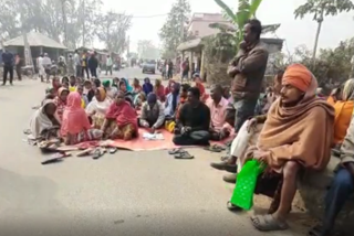 road block by rasalopur panchayat for pds distrubtion