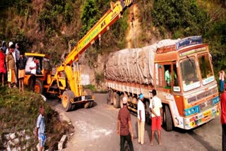 திம்பம் மலைப்பாதையில் லாரி பழுது  3 hour traffic impact on Dhimbham hill station  Dhimbham hills  Dhimbham hills traffic  திம்பம் மலைப்பாதை  திம்பம் மலைப்பாதையில் போக்குவரத்து பாதிப்பு