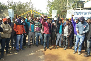 Cleaning workers boycott work to demand honorarium in giridih