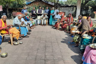 BJP workers distributed food and jaggary in old age home of giridih