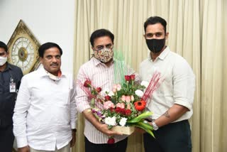 INDIAN CRICKETER HANUMAVIHARI MET MINISTER KTR IN PRAGATHI BHAVAN.