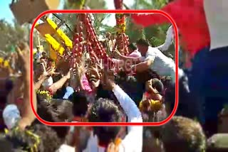 Apple garland to CP Yogeshwar in Ramanagar