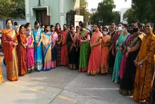 bjp-women-wing-protest-in-front-of-akola-district-collector-office-against-dhananjay-munde